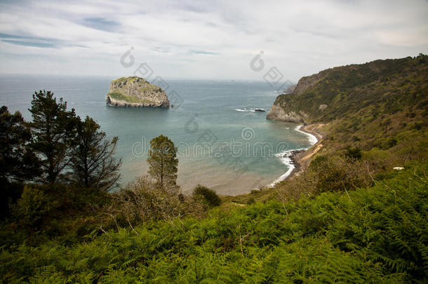 欣赏风景如画的西班牙巴斯克国家圣胡安德盖斯特克斯海景