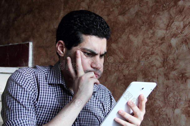 愤怒的阿拉伯商人用平板电脑