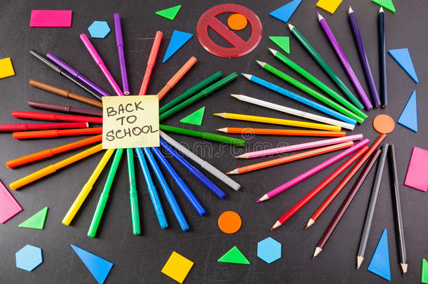 彩色铅笔在圆圈和标题回学校写在黑板上的一张纸上