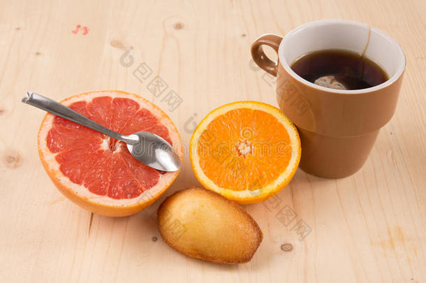 美味而甜蜜的早餐包括茶、新鲜水果、蛋糕