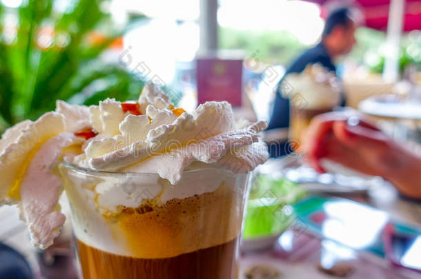 咖啡馆里美味的奶油冰淇淋咖啡