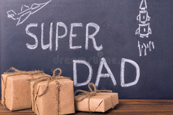 父亲节的概念与手写文字<strong>超级爸爸</strong>和象形文字
