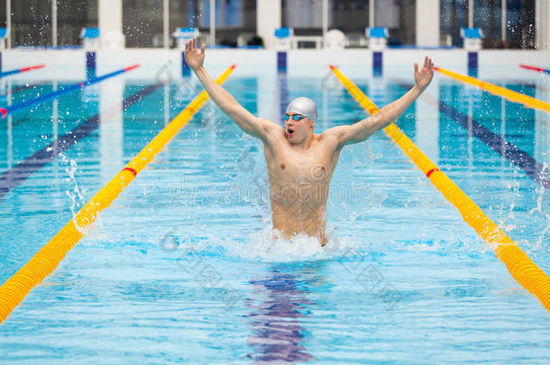 动态和适合游泳者在帽呼吸表演跳出水面，胜利的概念，自由，幸福