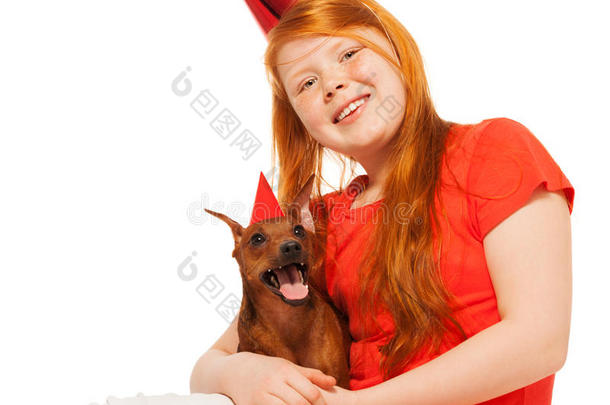 女孩和狗戴着派对生日帽