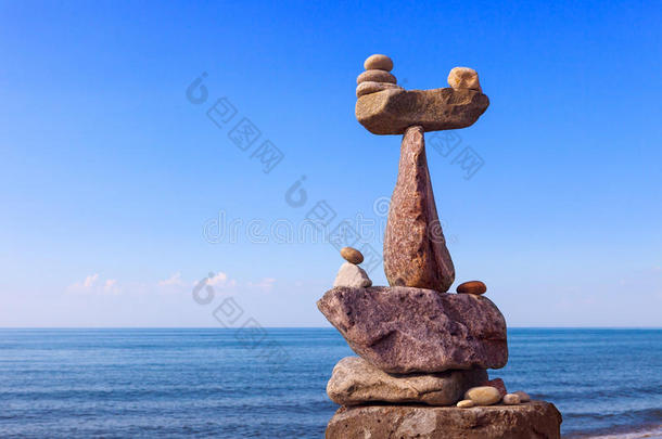 和谐与平衡的概念。 平衡和挖石头。