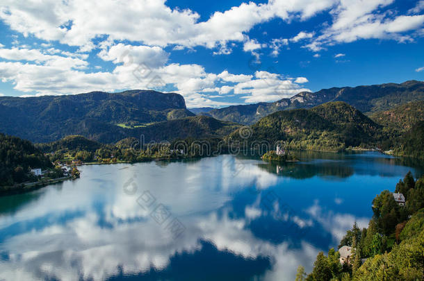 在流血湖上有惊人的景色。 斯洛文尼亚的春季或夏季。