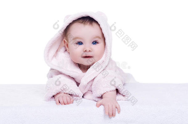 可爱的婴儿穿着粉红色浴袍躺在毯子上