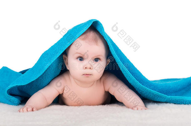 蓝色毛巾下大眼睛的婴儿