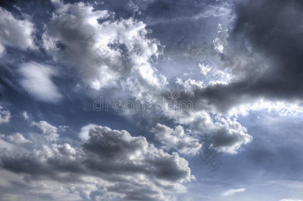 具有动态云的抽象天空背景