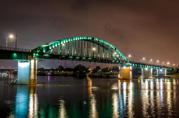 夜幕中的城市桥在水中倒影