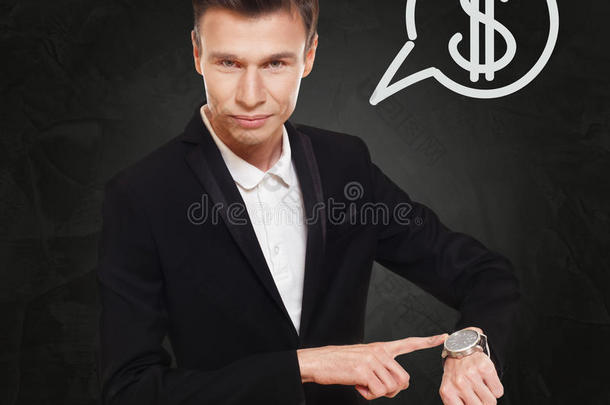 商人指着他的手表，时间就是金钱