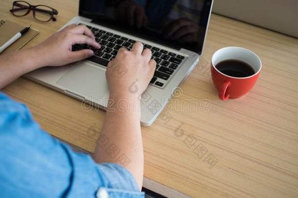 商务人士使用笔记本电脑和在办公室用电脑空间喝咖啡