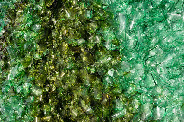 破碎的玻璃瓶回收锋利的绿色碎片