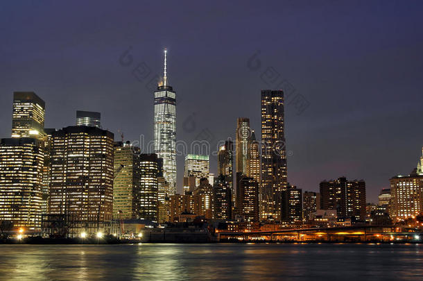 曼哈顿市中心夜间与新世界贸易中心和东河