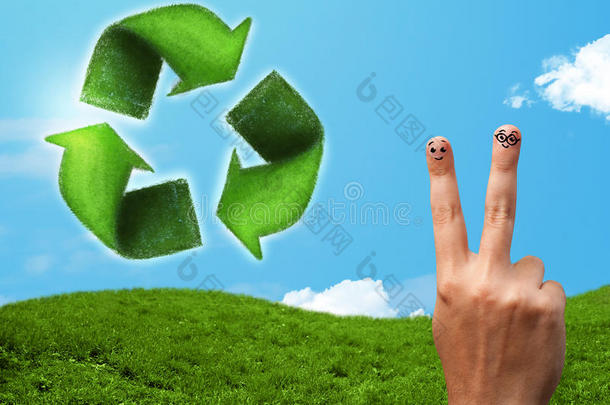 快乐的笑脸手指看着绿叶回收标志