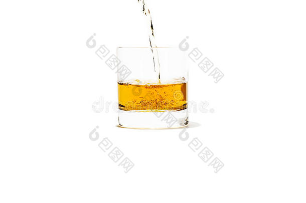 一杯<strong>溅起水</strong>花的威士忌