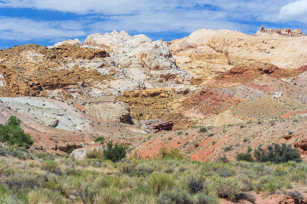 五颜六色的彩绘岩石与层状沉积物在犹他州中部靠近峡谷地锡安布莱斯和地精谷