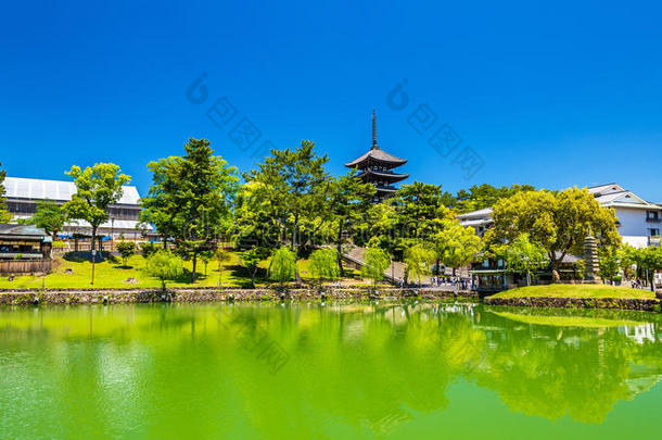 在Nara的Sarusawa-ike池塘上方的Goju-no-to五层宝塔