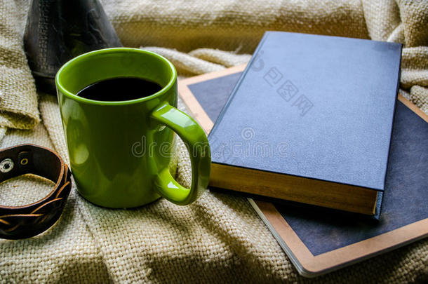 一杯咖啡和一本书在窗户上