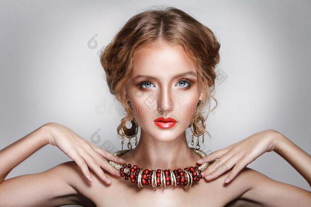 金发美女肖像戴着金色耳环和项链