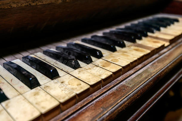 肮脏的<strong>古董钢琴</strong>