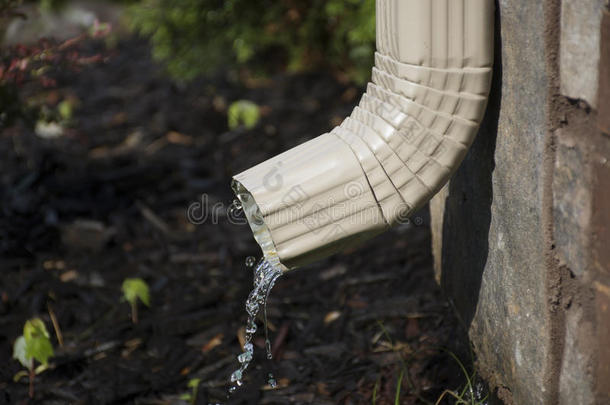 排水沟向下喷出与水侧视图