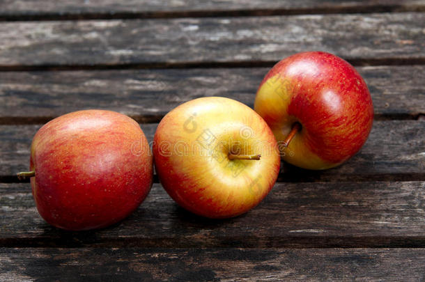 木制桌子上漂亮的红苹果水果。 背景，纹理