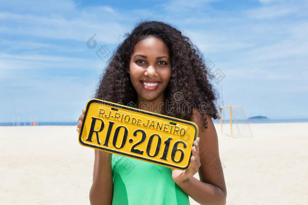 巴西妇女在<strong>科帕卡巴纳</strong>海滩显示里约热内卢标志