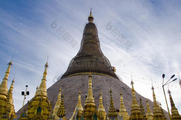 黄昏时古老的Shwedagon宝塔的细节。