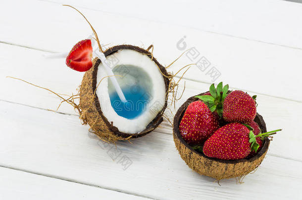 新鲜，美味的椰子与草莓在白色的木制背景