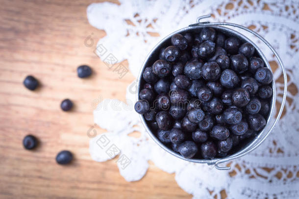 木制桌子背景上的<strong>蓝莓</strong>。 成熟多汁的新鲜<strong>采摘蓝莓</strong>特写镜头。 浆果特写