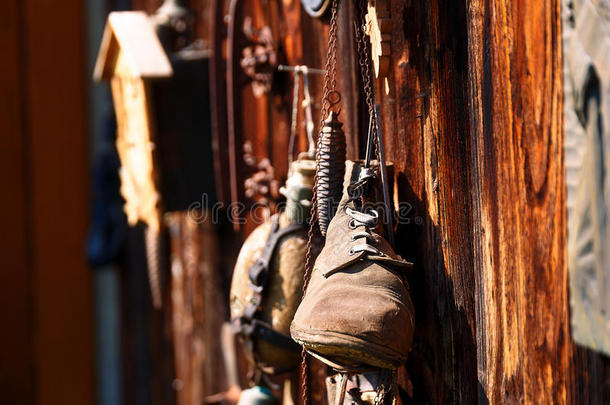 古色古香的<strong>复古物件</strong>组合在一堵木墙上，乡村的斯蒂尔。 旧溜冰鞋。