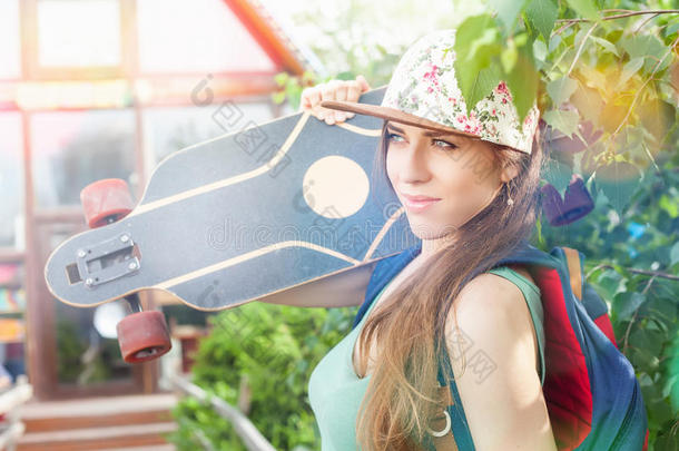时尚滑板青年妇女与滑板。 冒险，<strong>暑期</strong>旅行。