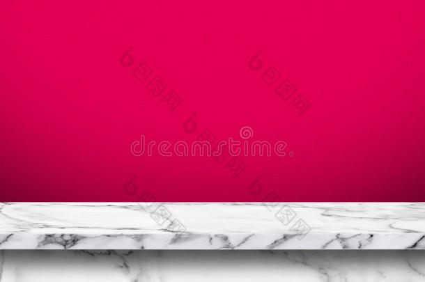 空大理石桌子，粉红色渐变墙背景。