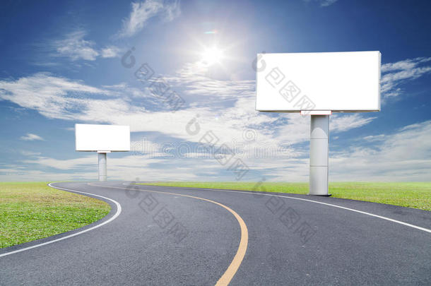 空白广告牌为您的广告与文字的空间在道路曲线，绿草和蓝天白云。