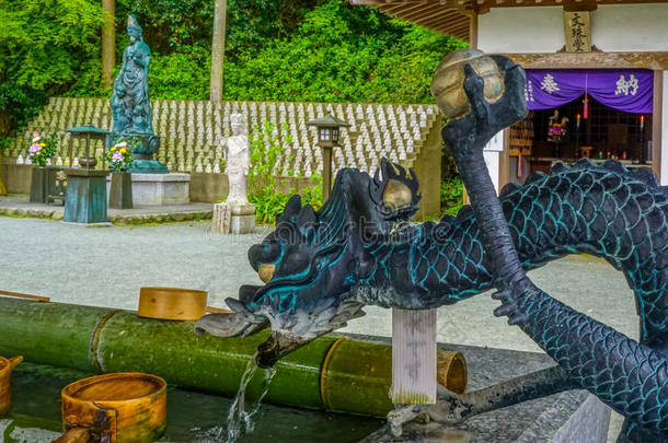 龙风格的Temizuya，一个仪式清洁一个手和嘴时，访问<strong>神殿</strong>。