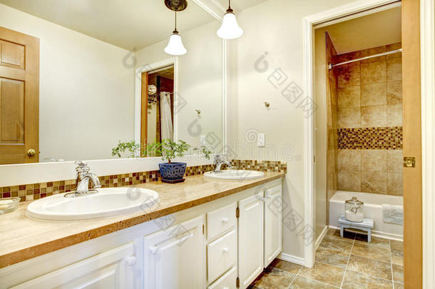 金色浴室内部有木白色油漆柜和<strong>米黄</strong>色<strong>瓷砖</strong>