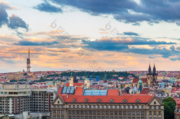 著名的场景，布拉格的城市景观，捷克共和国。 我们夫人的教堂塔在旧城广场泰恩之前。