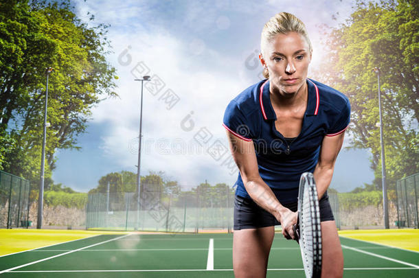 网球运动员用球拍打网球的复合图像