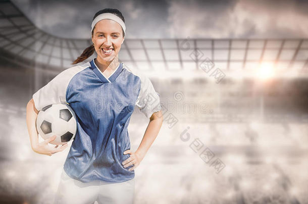 抱着足球的快乐女子足球运动员肖像的复合图像