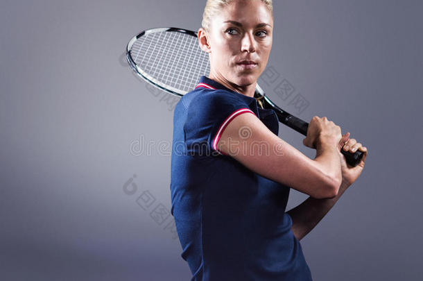 网球运动员用球拍打网球的复合图像