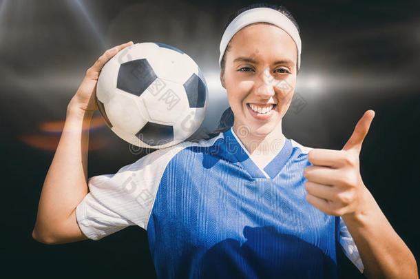 抱着足球的快乐女子足球运动员肖像的复合图像