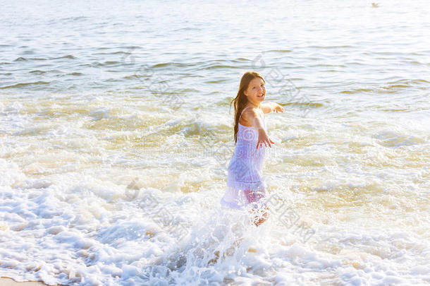 海洋上美丽的少女