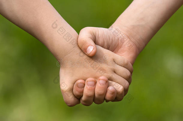 两个孩子的手，友谊的概念