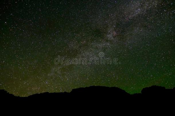 五颜六色的银河，星星和星座在岩石上。