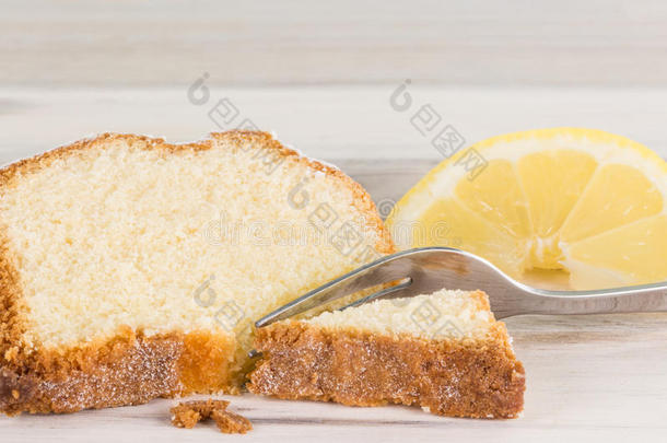用叉子和柠檬水果特写一块柠檬蛋糕