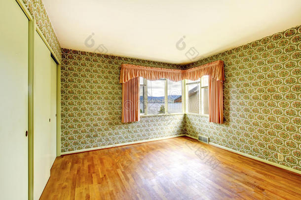 空房间有硬木地板，绿色<strong>墙壁装饰</strong>植物