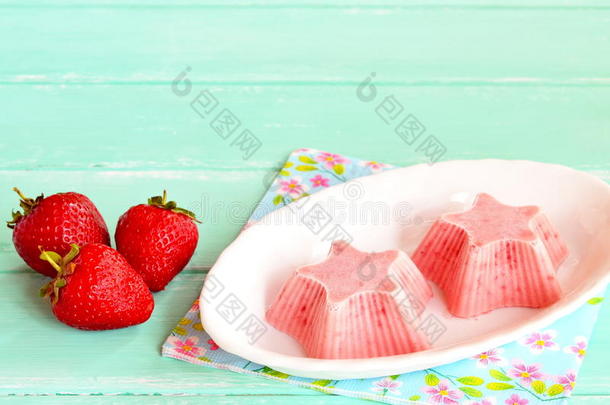 新鲜可口的<strong>草莓冰淇淋</strong>放在盘子里。 冷冻甜<strong>草莓</strong>酸奶形状的星星
