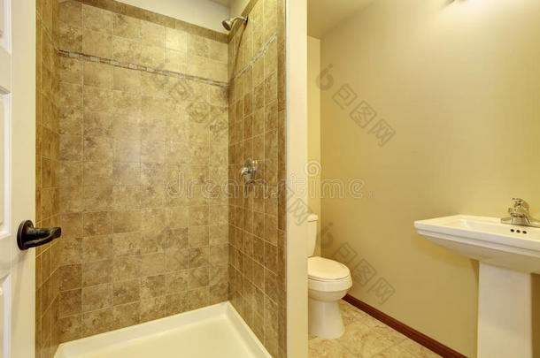 浴室内部。 洗脸盆支架、厕所和瓷砖的视图。