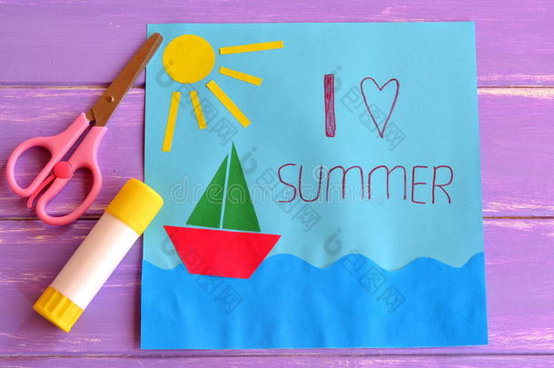 五颜六色的纸卡，有船，海，太阳和我爱夏天的话。 剪刀和胶水粘在丁香木背景上